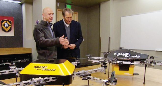 제프 베조스(왼쪽) 아마존닷컴 CEO가 방송에 출연해 무인비행기 배송시스템에 대해 설명하고 있다.